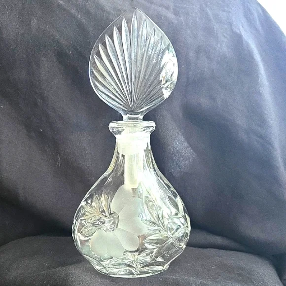 Elegant Clear Glass Perfume Bottle - Picture 1 of 4